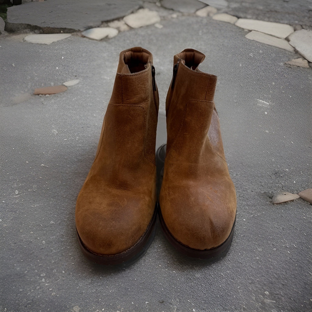Clarks Women's Brown Leather Upper Boot Size 10, Rubber Sole, 3in Heel, Comfort - Picture 2 of 6